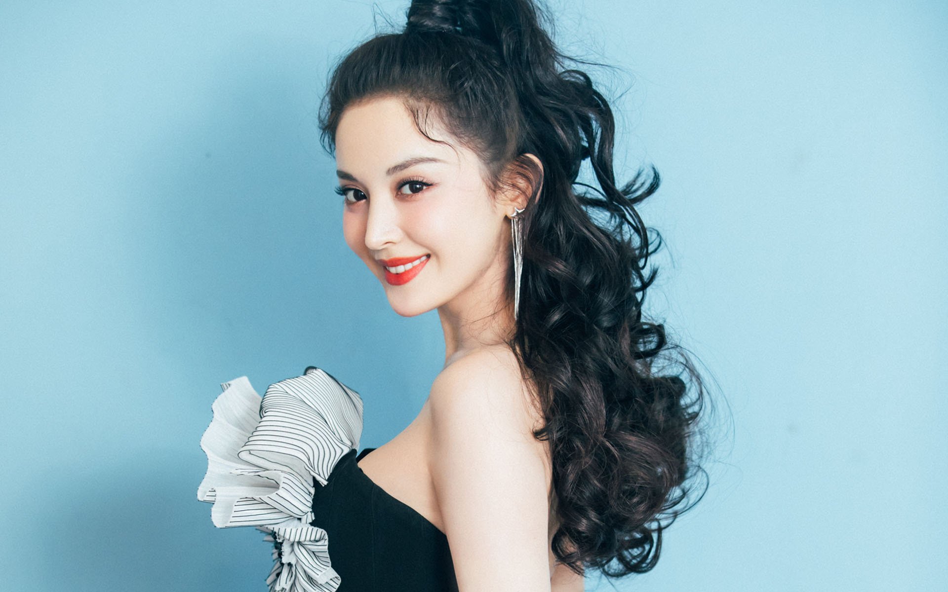 凯蒂·莱德基稳健掌控比赛节奏,凯蒂芬得莱